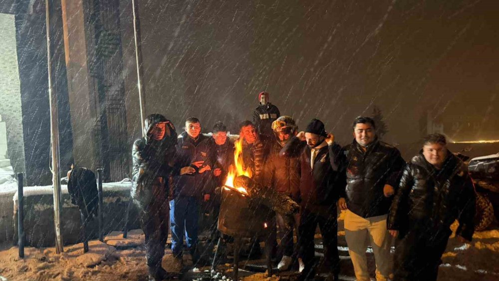 Ekipler Yolların Kapanmaması İçin Aralıksız Çalışıyor