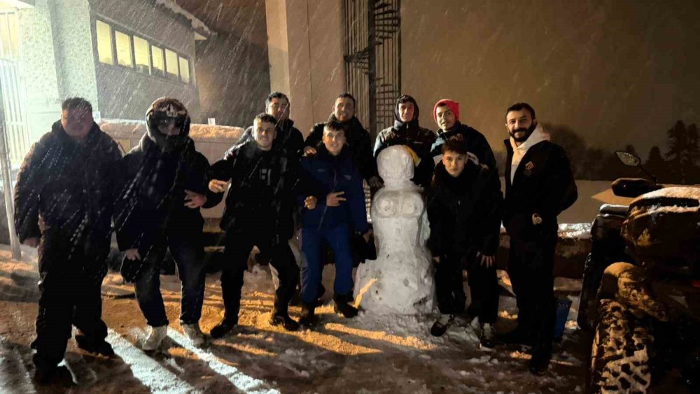 Ekipler Yolların Kapanmaması İçin Aralıksız Çalışıyor