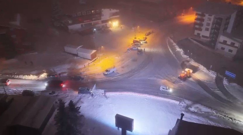 Ekipler Yolların Kapanmaması İçin Aralıksız Çalışıyor