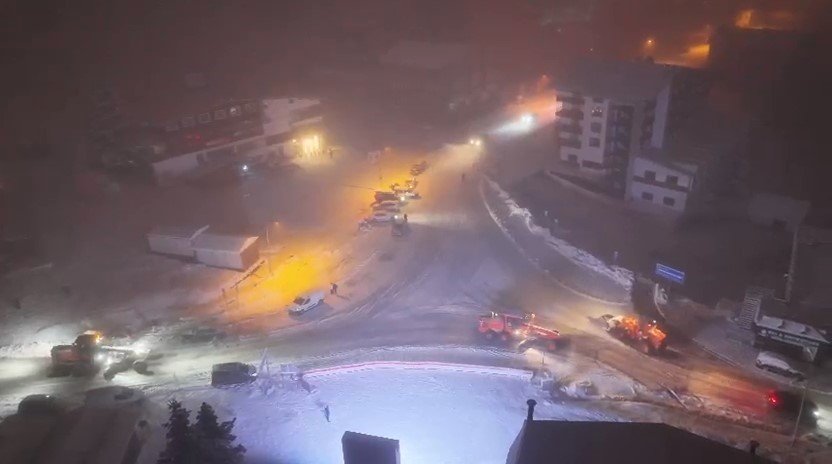 Ekipler Yolların Kapanmaması İçin Aralıksız Çalışıyor