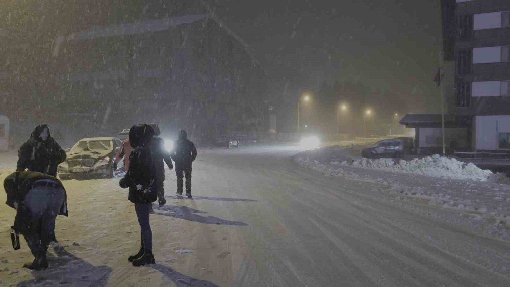 Ekipler Yolların Kapanmaması İçin Aralıksız Çalışıyor
