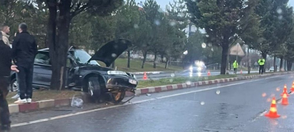 Otomobil Refüje Çıktı 2 Kişi Yaralandı