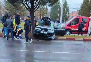 Otomobil Refüje Çıktı 2 Kişi Yaralandı