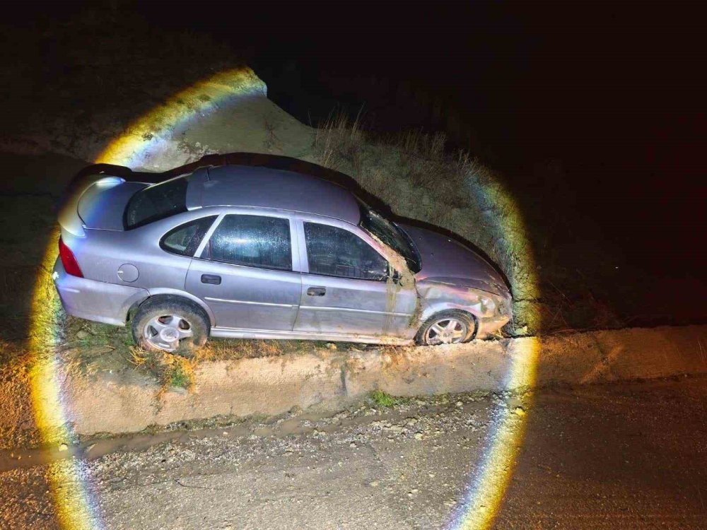 Otomobil Yoldan Çıktı 2 Kişi Yaralandı