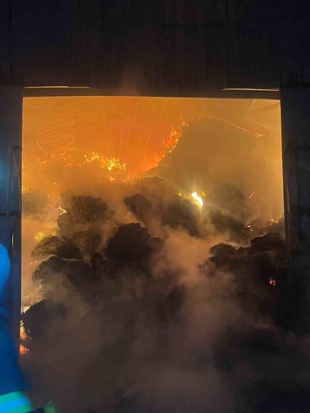 Sabaha Kadar Süren Yangında Çiftlik Kül Oldu