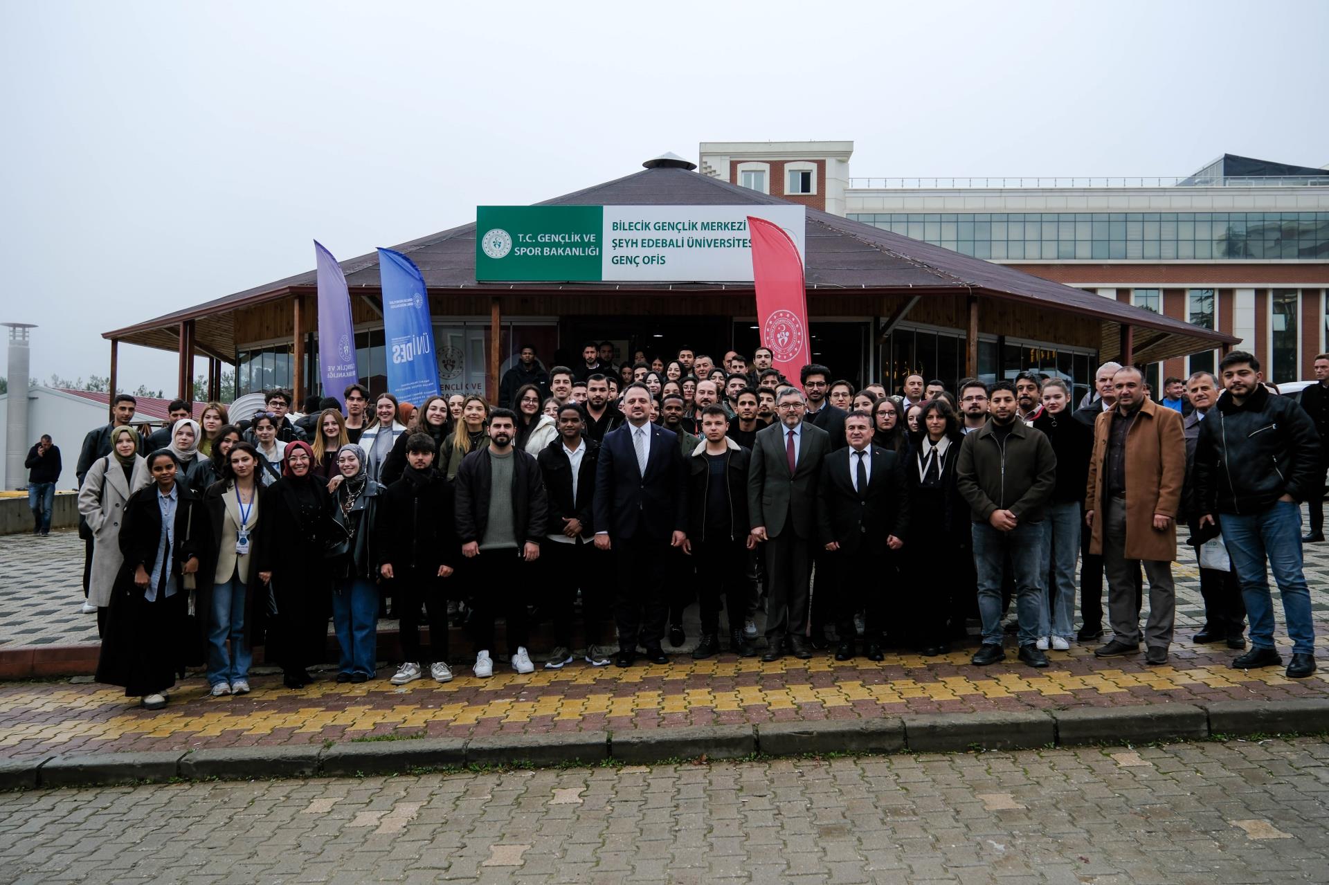 bakan-yardimcisi-eminoglu-universite-ogrencileriyle-bulustu1.jpg
