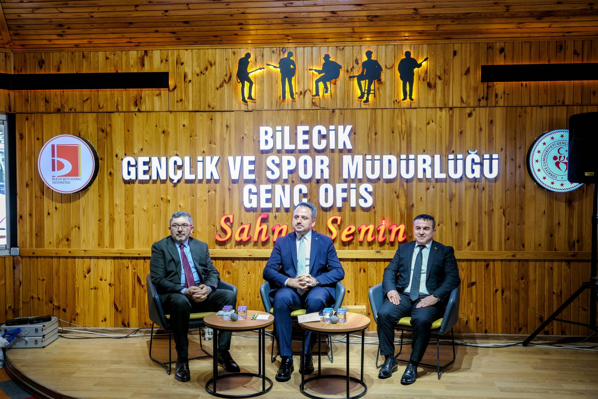 bakan-yardimcisi-eminoglu-universite-ogrencileriyle-bulustu2.jpg