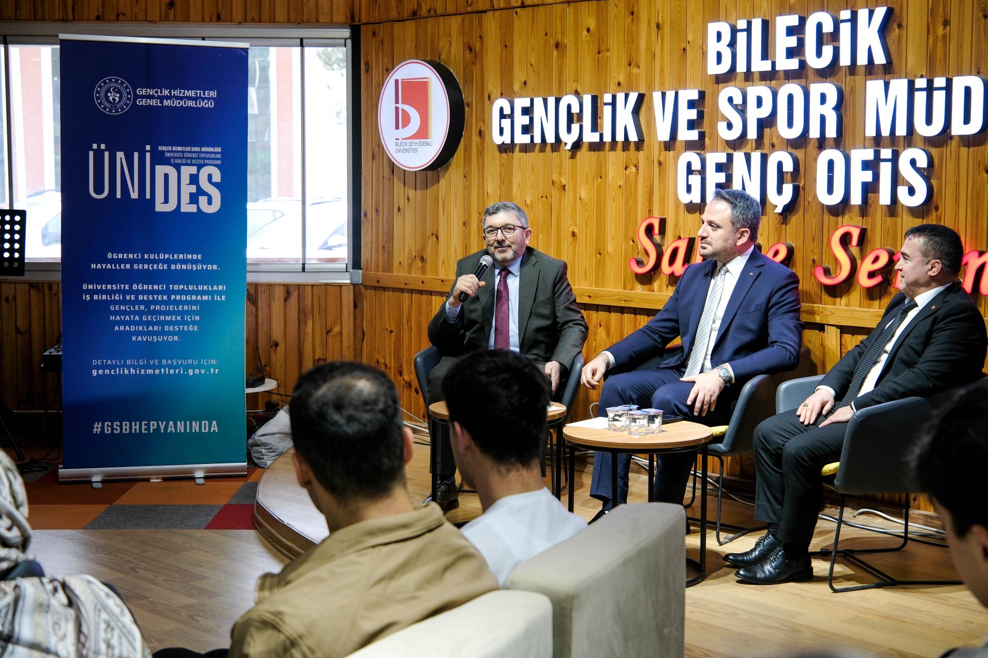 bakan-yardimcisi-eminoglu-universite-ogrencileriyle-bulustu3.jpg