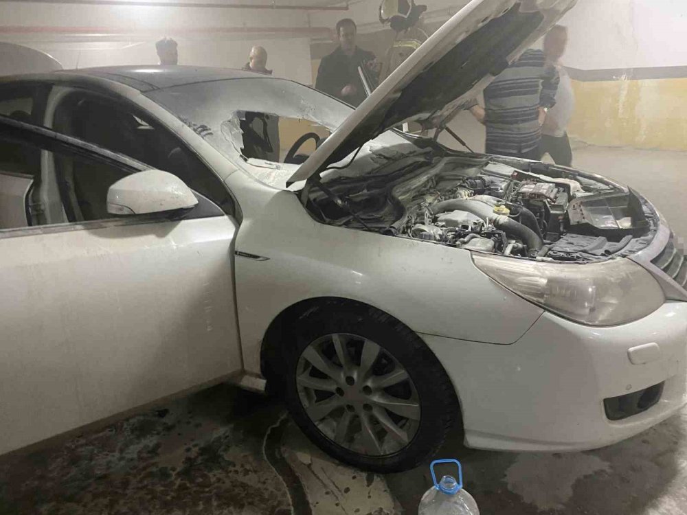 Kapalı Otoparkta Yanan Otomobil Paniğe Neden Oldu