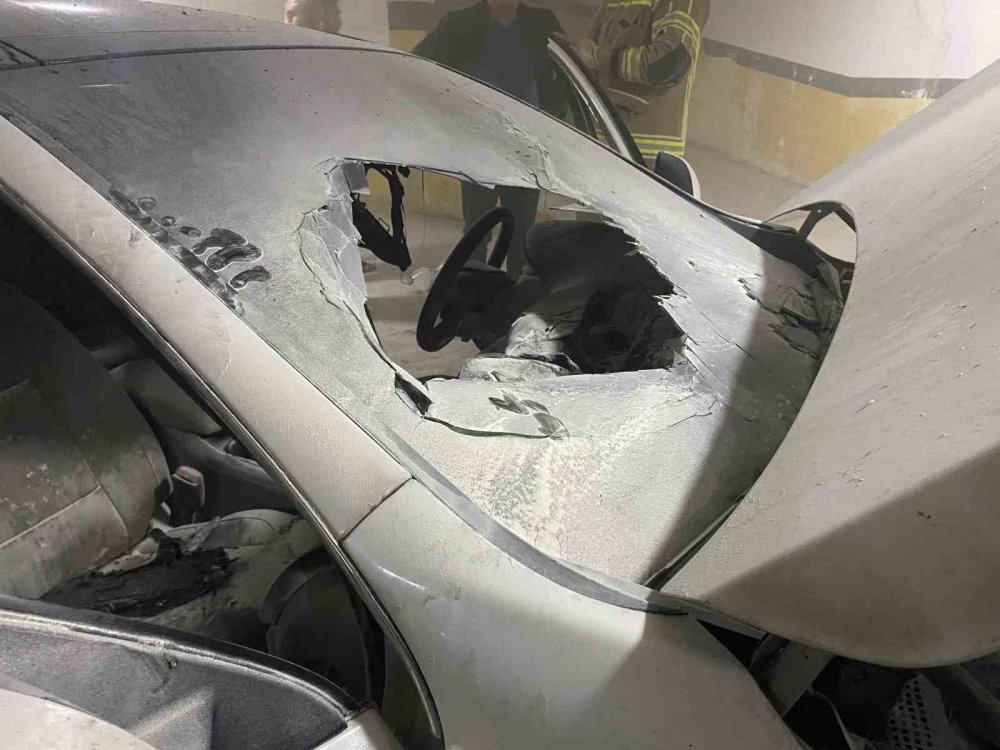 Kapalı Otoparkta Yanan Otomobil Paniğe Neden Oldu