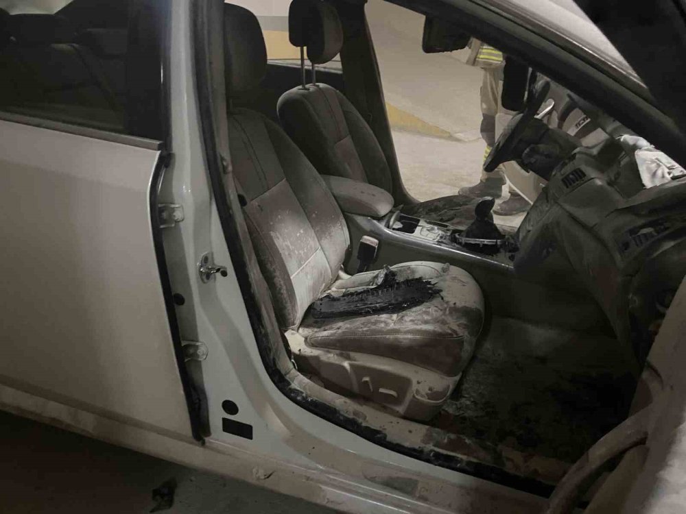 Kapalı Otoparkta Yanan Otomobil Paniğe Neden Oldu