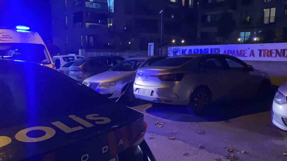 Kapalı Otoparkta Yanan Otomobil Paniğe Neden Oldu