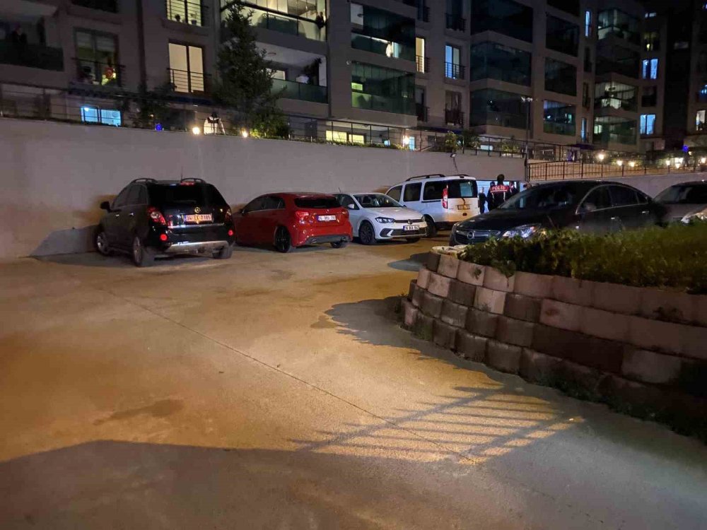 Kapalı Otoparkta Yanan Otomobil Paniğe Neden Oldu