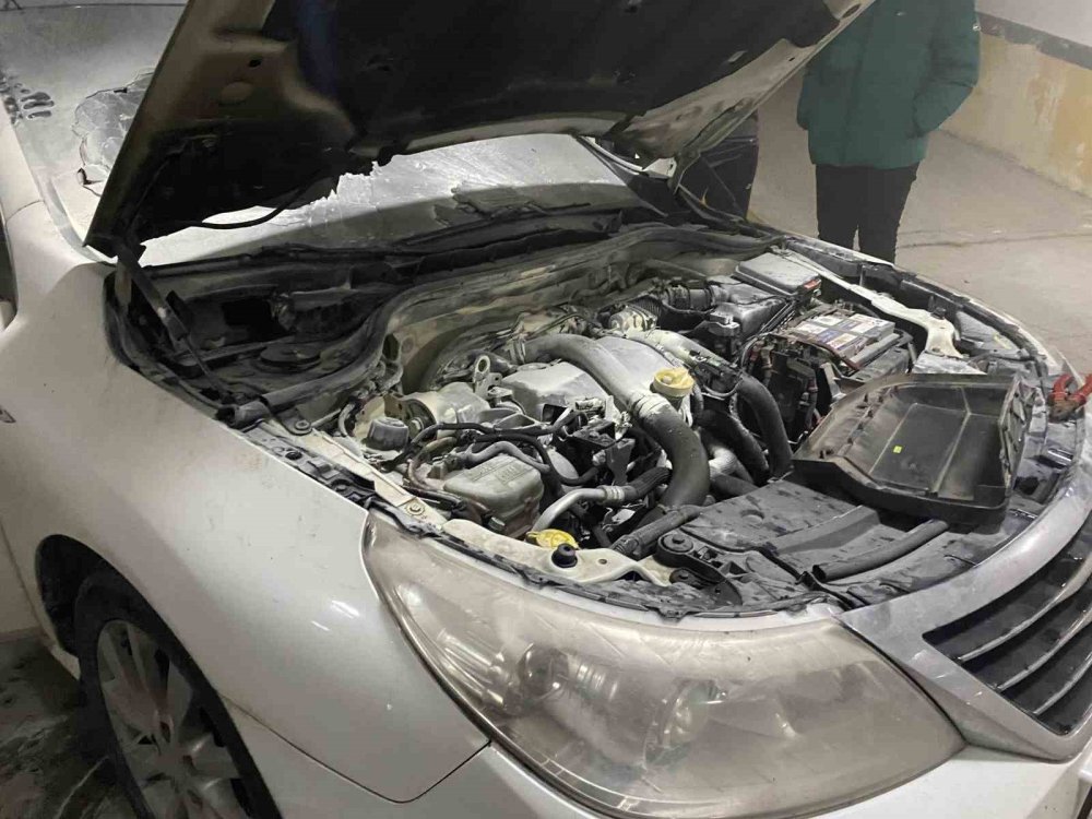 Kapalı Otoparkta Yanan Otomobil Paniğe Neden Oldu