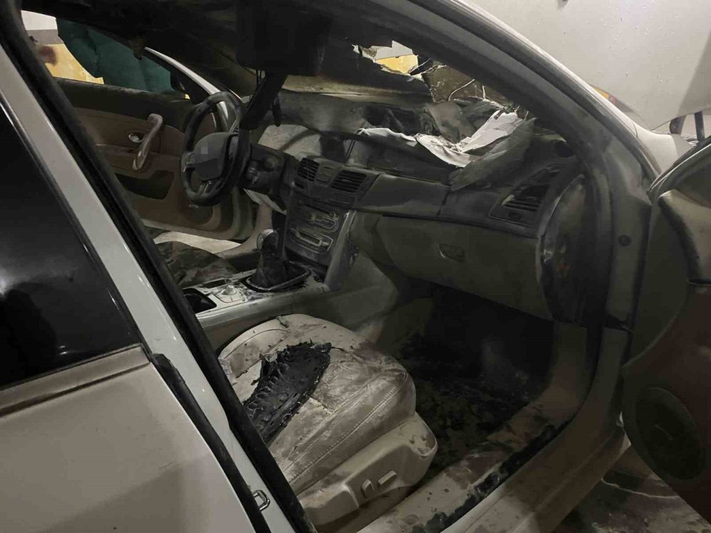 Kapalı Otoparkta Yanan Otomobil Paniğe Neden Oldu