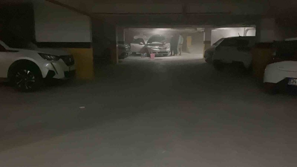 Kapalı Otoparkta Yanan Otomobil Paniğe Neden Oldu