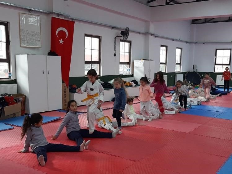 Taekwondo Antrenmanları Aralıksız Sürüyor