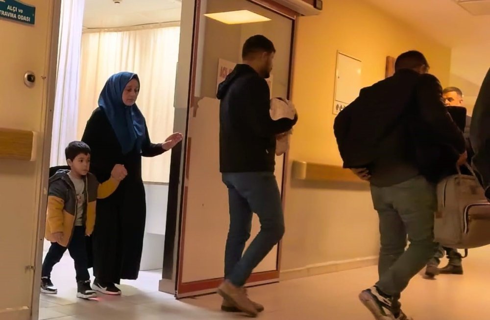 Yoldan Çıkan Otomobil Ağaca Çarptı: 2’si Çocuk 4 Kişi Yaralandı