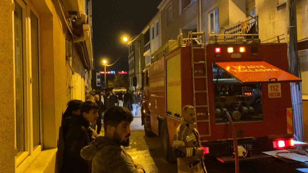 Binanın Çatısında Çıkan Yangın Korkuttu