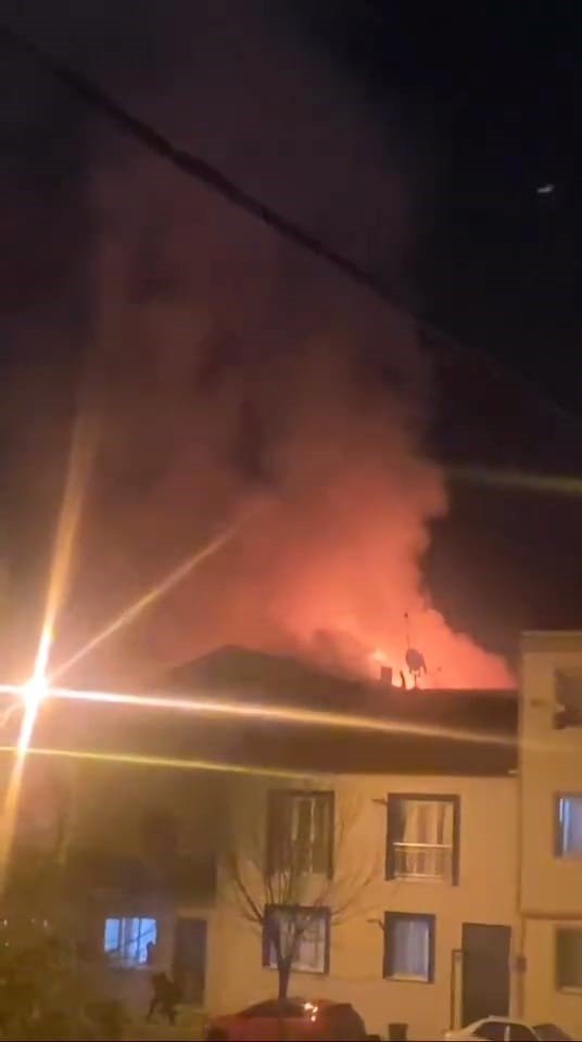 Binanın Çatısında Çıkan Yangın Korkuttu