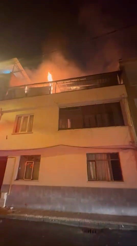 Binanın Çatısında Çıkan Yangın Korkuttu