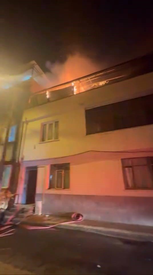 Binanın Çatısında Çıkan Yangın Korkuttu