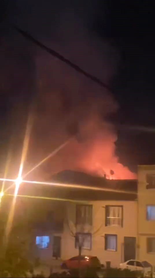 Binanın Çatısında Çıkan Yangın Korkuttu