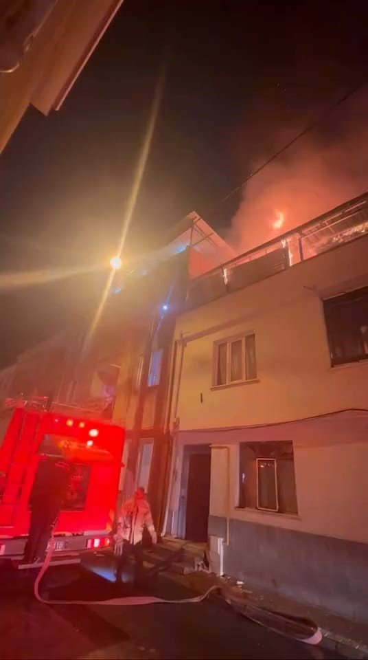 Binanın Çatısında Çıkan Yangın Korkuttu