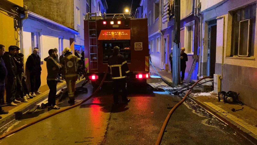 Binanın Çatısında Çıkan Yangın Korkuttu