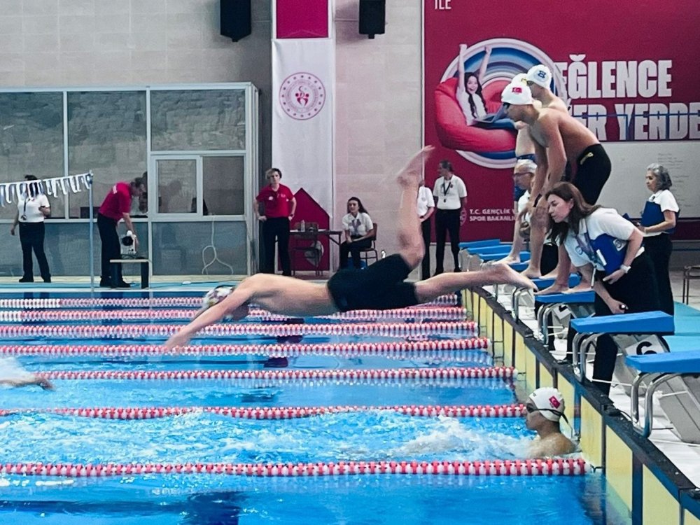 ’Okul Sporları Gençler İl Birinciliği Yüzme’ Müsabakaları Sürüyor