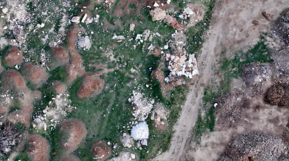 Tezat Görüntü: Bir Yanda Yeşil Ağaçlar, Bir Yanda Çöp Yığınları