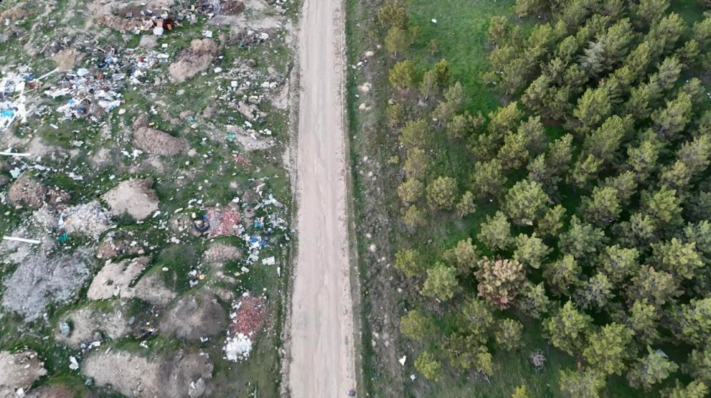 Tezat Görüntü: Bir Yanda Yeşil Ağaçlar, Bir Yanda Çöp Yığınları