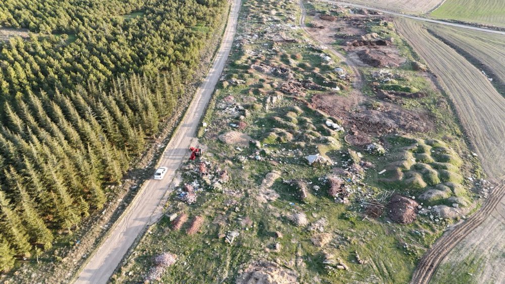 Tezat Görüntü: Bir Yanda Yeşil Ağaçlar, Bir Yanda Çöp Yığınları