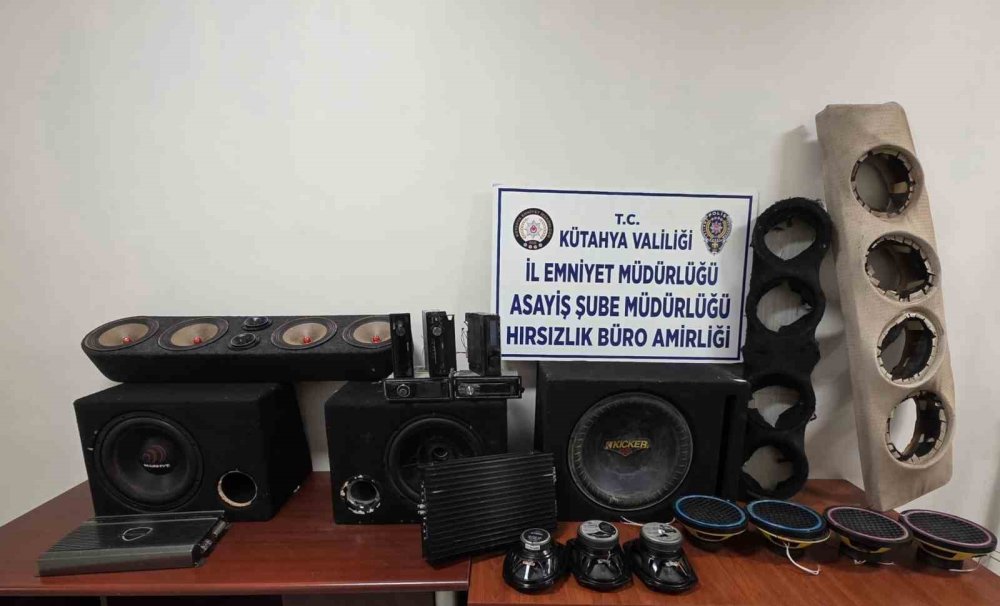 Araçlardan Ses Sistemi Hırsızlığı Yapan 2 Şüpheli Yakalandı