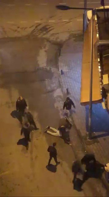 Dövmekle Yetinmediler, Yerde Tekmelediler