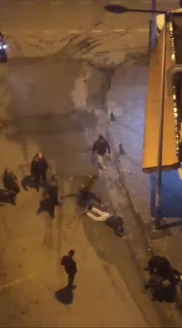 Dövmekle Yetinmediler, Yerde Tekmelediler