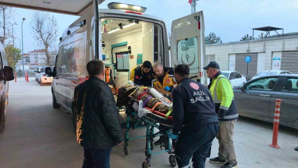 Kontrolden Çıkan Minibüs Şarampole Yuvarlandı 1 Kişi Yaralandı