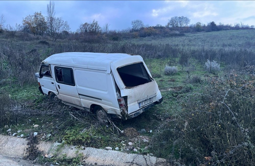 Kontrolden Çıkan Minibüs Şarampole Yuvarlandı 1 Kişi Yaralandı