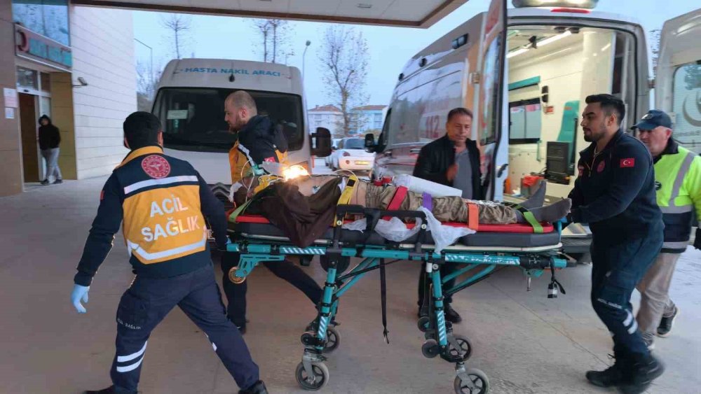 Kontrolden Çıkan Minibüs Şarampole Yuvarlandı 1 Kişi Yaralandı