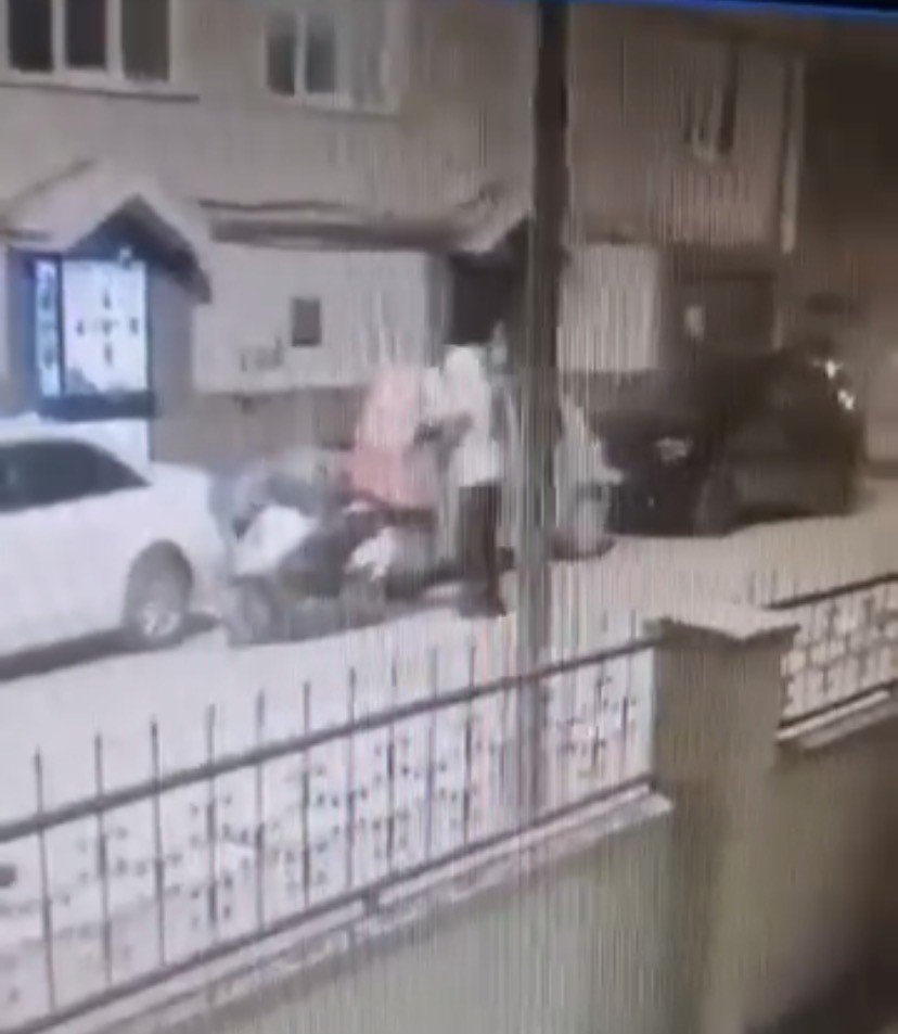 Kuryenin Çantasındaki Dürümü Çalıp Koşarak Kaçtı