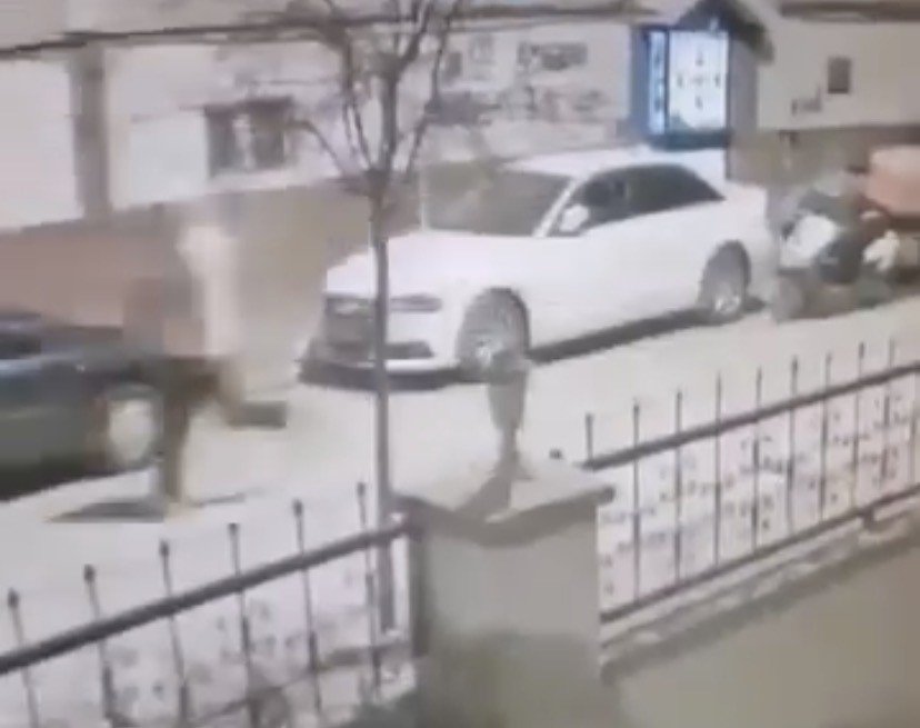 Kuryenin Çantasındaki Dürümü Çalıp Koşarak Kaçtı