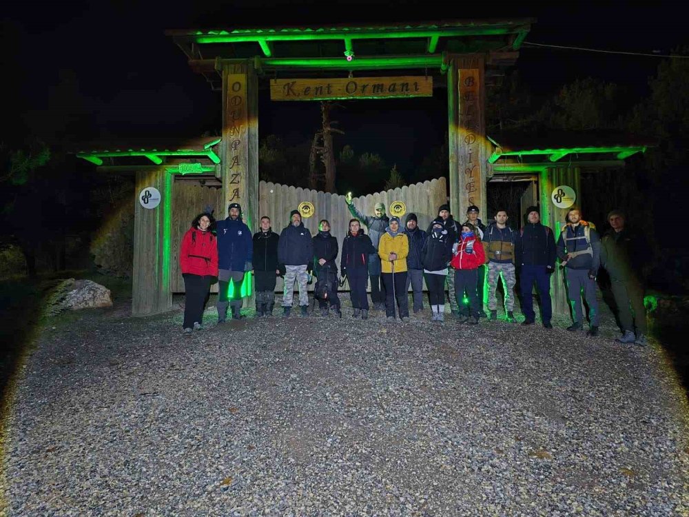 25 Kişilik Grup İle 12 Kilometrelik Gece Yürüyüşü Yaptılar