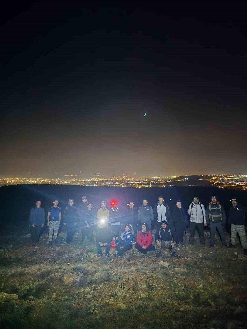 25 Kişilik Grup İle 12 Kilometrelik Gece Yürüyüşü Yaptılar