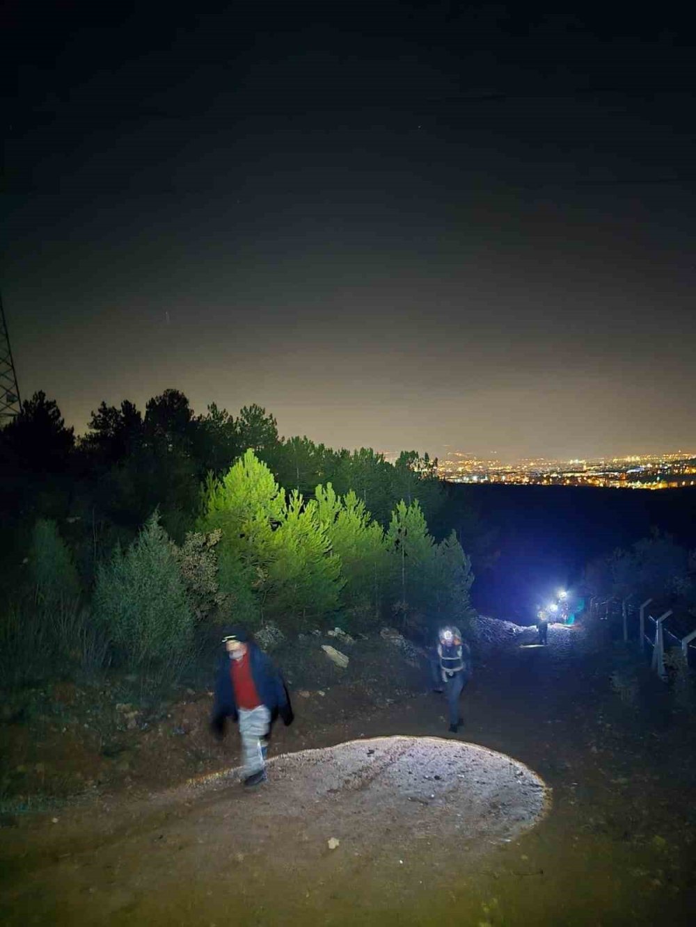 25 Kişilik Grup İle 12 Kilometrelik Gece Yürüyüşü Yaptılar