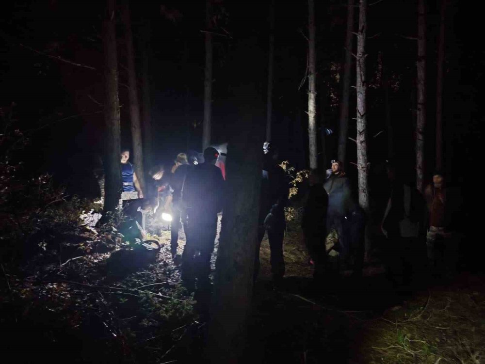 25 Kişilik Grup İle 12 Kilometrelik Gece Yürüyüşü Yaptılar