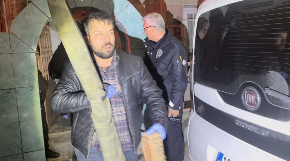 Eve Yapılan Baskında Cephanelik Çıktı, Arama Sırasında Polise Saldırdılar