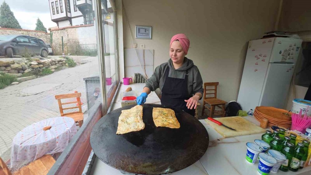 Geleneksel Yöntemlerle Yaptığı Gözlemelerle Geçmişin İzlerini Yaşatıyor