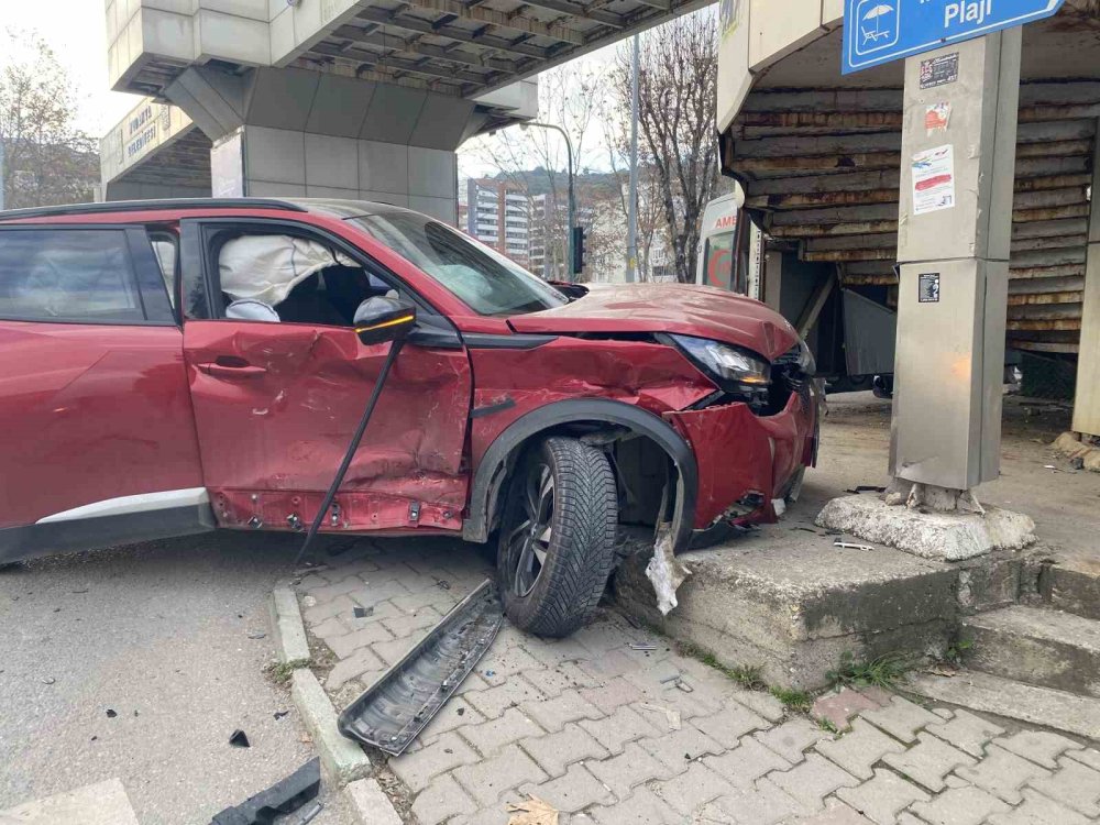 Kavşakta Feci Kaza: 5 Kişi Yaralandı