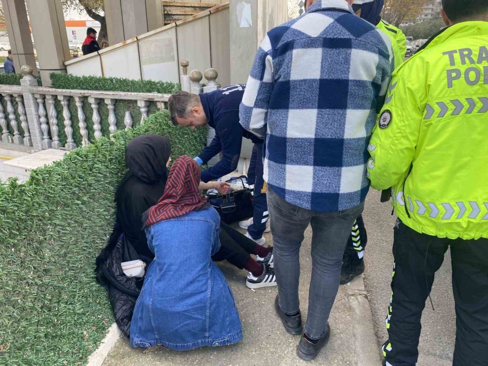 Kavşakta Feci Kaza: 5 Kişi Yaralandı