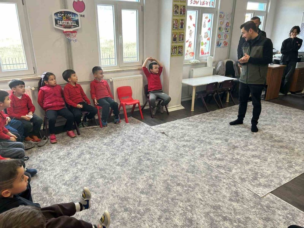 Minik Öğrenciler Kızılçam Fidanlarını Toprakla Buluşturdu